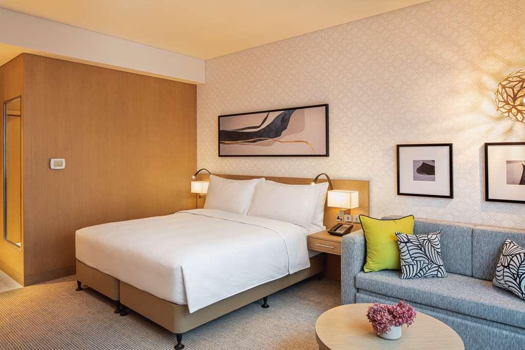 Doubletree By Hilton Fujairah City Habitación foto A room at the hotel